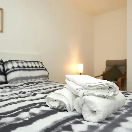 Apartamento London Oasis Flat With High-Speed Broadband And Free Parking Exterior foto