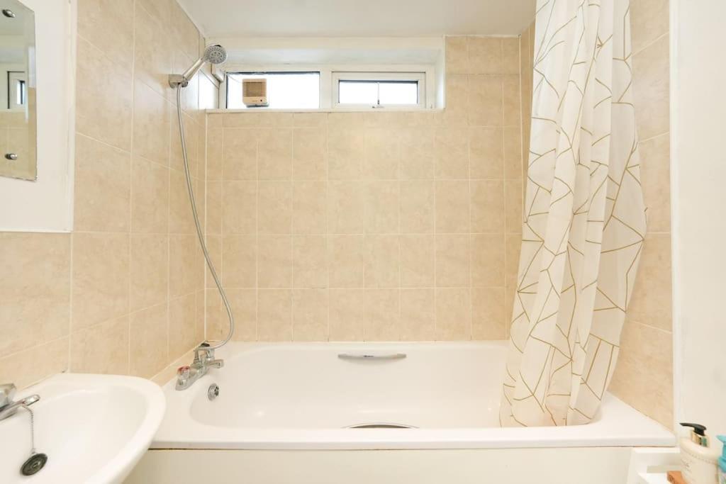 Apartamento Oasis Flat With High-speed Broadband And Free Parking